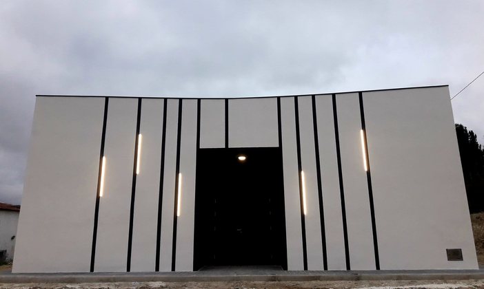 CCP Planes — edificio de fachada blanca con iluminación vertical